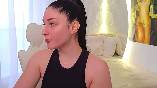 moniqque online show from April 11, 1:59 pm