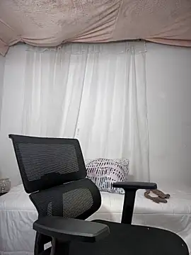 lilian prada online show from February 19, 7:13 pm