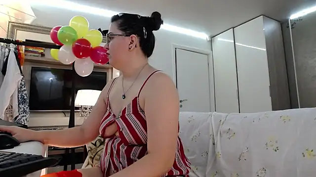 ILoveToFeelU online show from December 18, 8:30 am