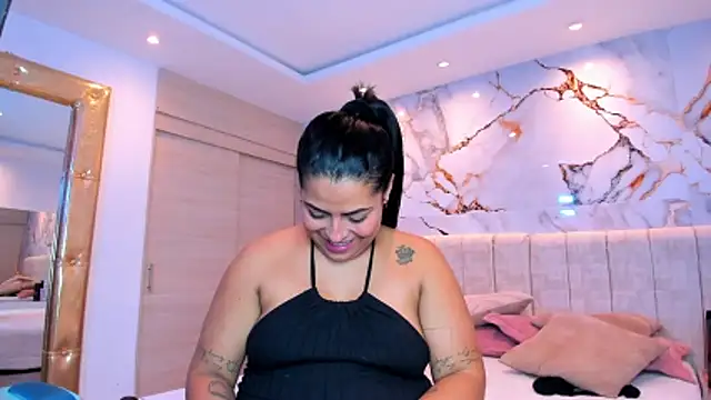 kiana cream online show from April 18, 9:15 pm