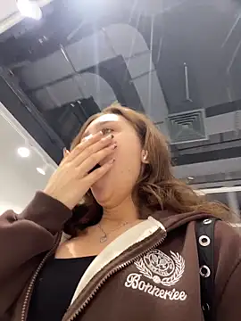 QuitieLia online show from March 12, 7:44 am