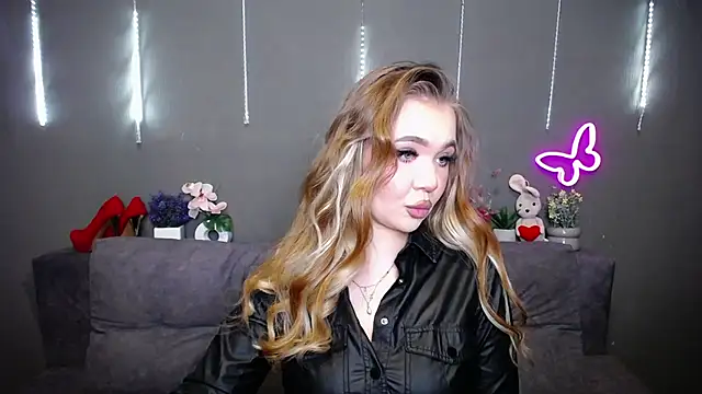 StacyYellig online show from April 15, 8:20 pm