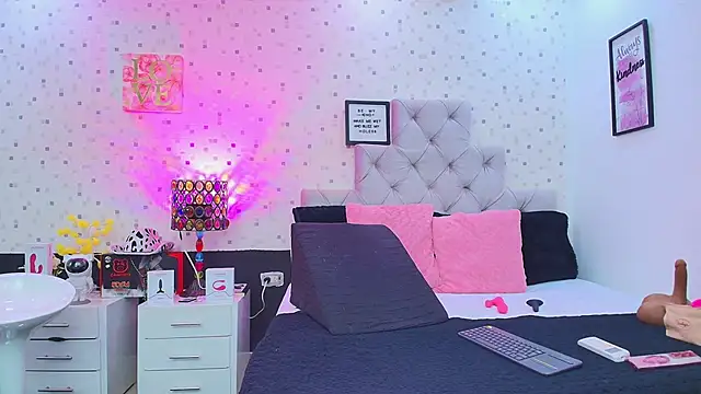 JulietaReyess online show from November 17, 12:06 pm