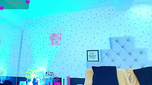 JulietaReyess online show from April 15, 12:39 pm