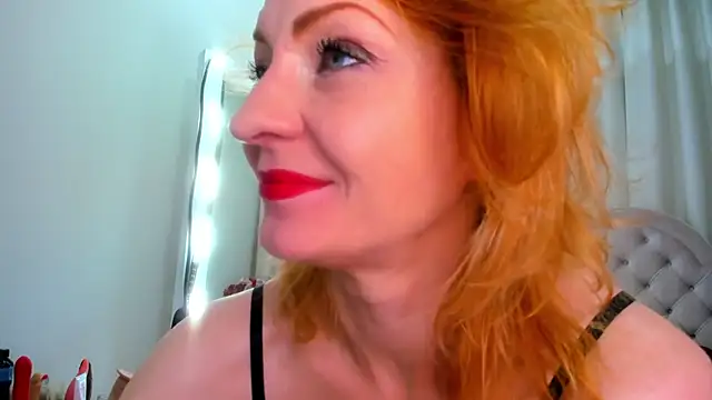 Snapshot of SquirtyAlisa chatting on October 14, 5:32 am SquirtyAlisa online show from October 14, 5:32 am