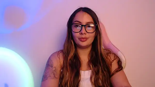 lalawhitte online show from December 19, 9:40 pm