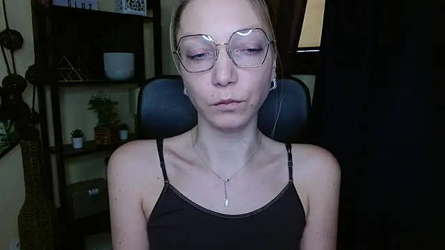 EmillyPlay online show from February 18, 7:40 am