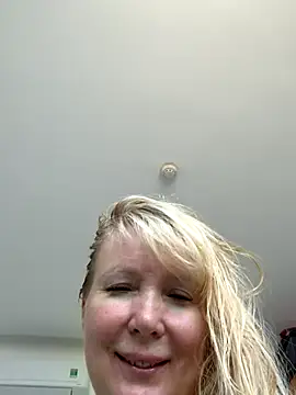 EmmaInLove23 online show from November 26, 2:23 am