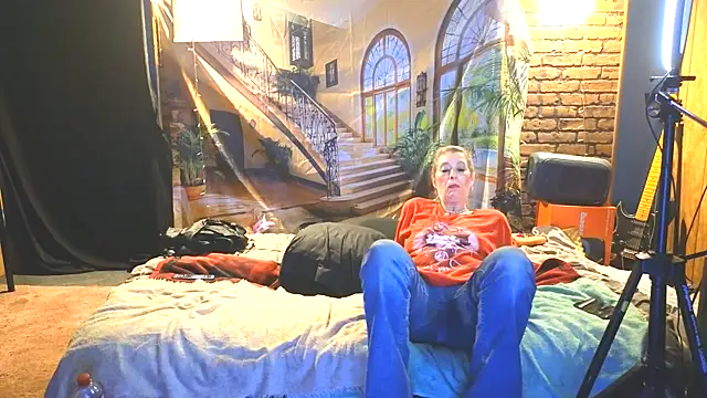 Snapshot of PropertyAndBiker chatting on October 16, 11:29 pm PropertyAndBiker online show from October 16, 11:29 pm