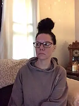 SidneyRaee online show from April 24, 6:00 pm