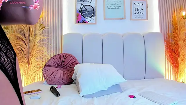 carolriveraa  online show from November 8, 7:41 pm