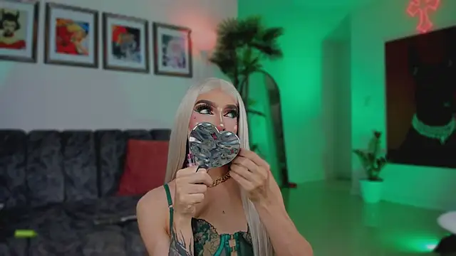 Taylor  foxxx online show from December 17, 5:55 am