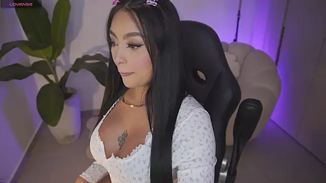 sarawinstone online show from April 5, 11:15 pm