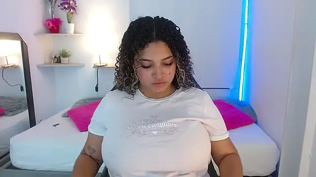 Snapshot of Julia_Boobs chatting on October 20, 12:19 pm Julia Boobs online show from October 20, 12:19 pm