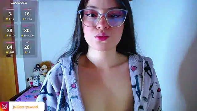Snapshot of juli05star20 chatting on October 24, 2:18 am juli05star20 online show from October 24, 2:18 am