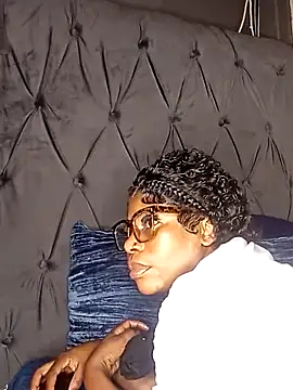 NiftyNora online show from November 10, 6:25 pm