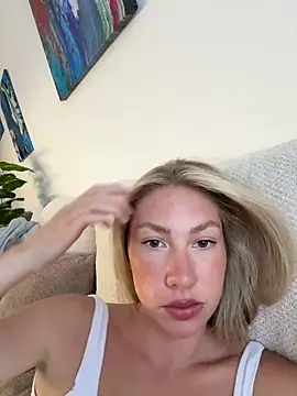 LuisaBecker online show from May 26, 3:22 pm