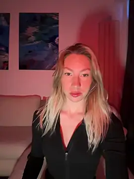 LuisaBecker online show from April 6, 2:33 am