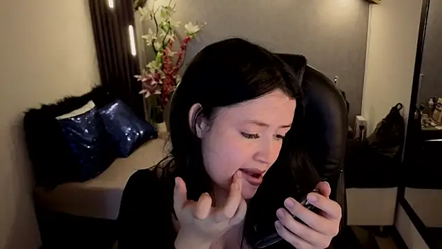 almma shy online show from December 3, 2:19 pm