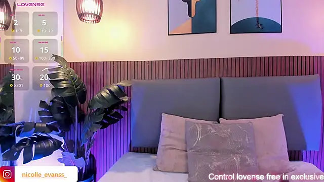 NicolleeEvanss online show from March 24, 1:55 am