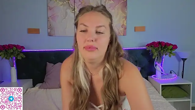 Kelly Hardy online show from February 26, 1:37 am