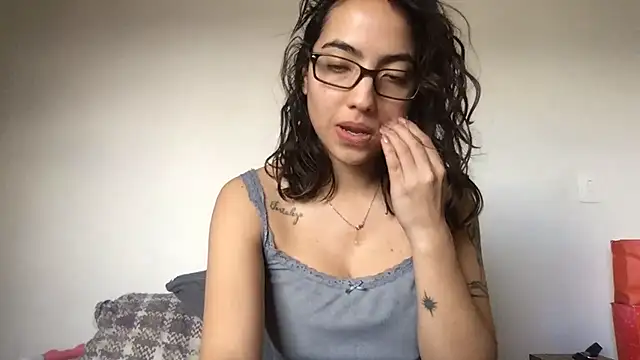 Sophi  a online show from July 25, 6:15 pm