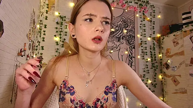 summerhazeee online show from February 3, 6:01 pm