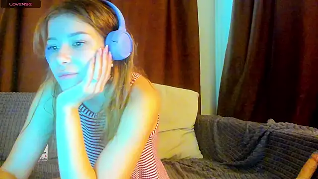 Snapshot of Leila_purr18 chatting on October 2, 10:53 am Leila purr18 online show from October 2, 10:53 am