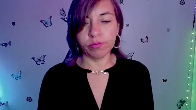 Lady breaks hearts online show from April 6, 12:50 pm