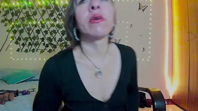 Lady breaks hearts online show from September 30, 10:43 am