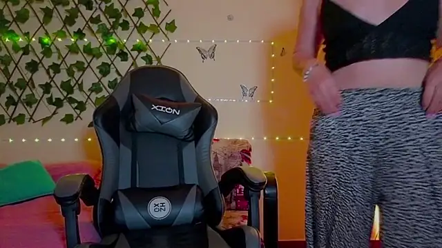 Lady breaks hearts online show from November 4, 10:31 am