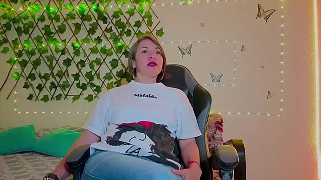 Lady breaks hearts online show from October 30, 11:11 am