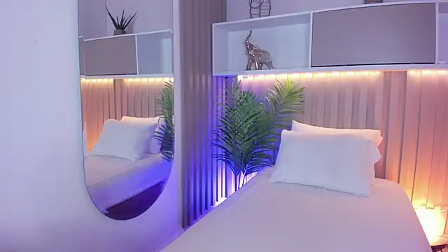 dahianthompson online show from December 2, 9:17 pm