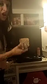 whitetrashdirtyslut online show from December 17, 5:33 am