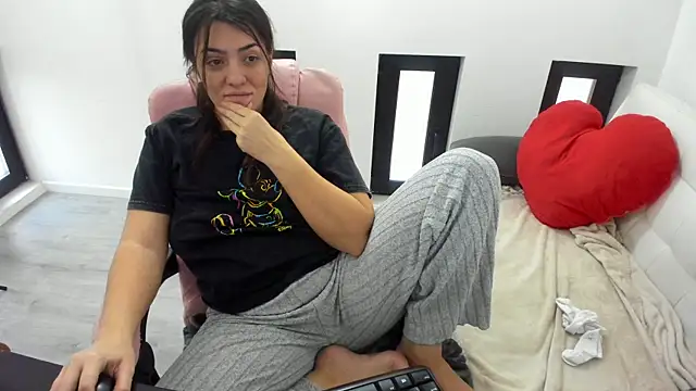 Dyana Kaylinn online show from February 5, 7:00 am