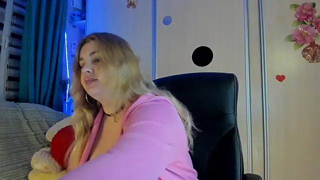 CoraSwon online show from March 11, 6:43 pm