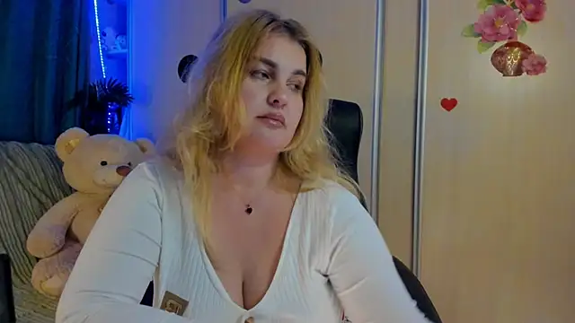 CoraSwon online show from April 13, 5:03 pm