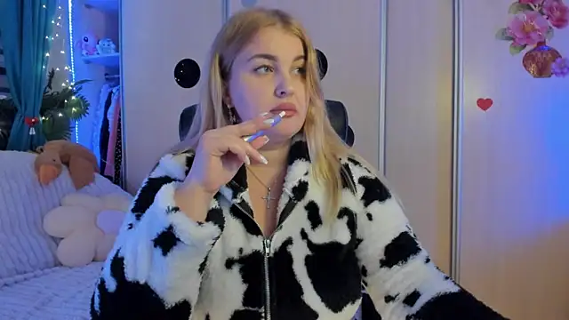 CoraSwon online show from February 6, 5:27 pm