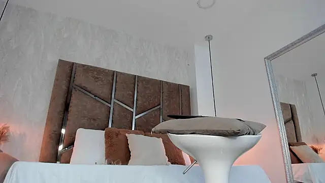 Martinaa Jones  online show from March 13, 1:01 pm