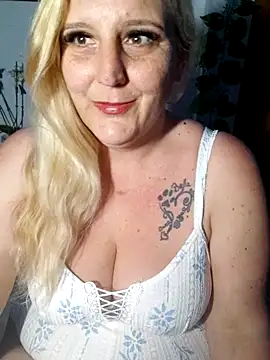 BecciDeluxe online show from April 17, 9:50 pm