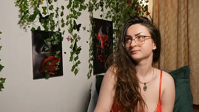 NaughtYHomemadE online show from November 15, 9:05 pm