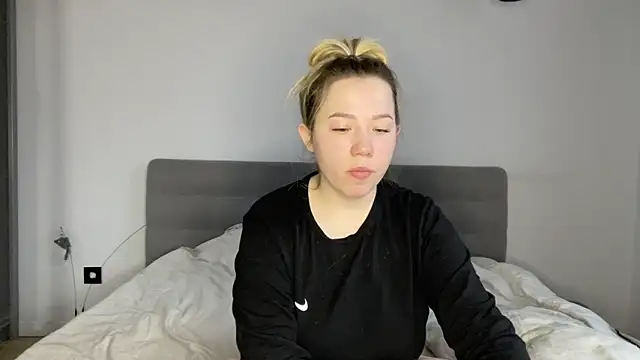 Embersweetbunny online show from December 18, 9:03 am