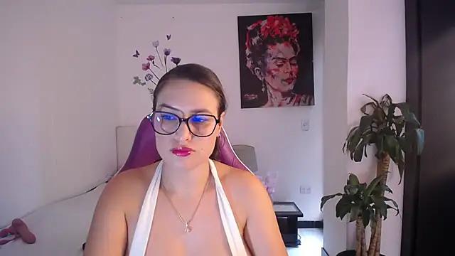 esmeraldaa230 online show from March 30, 9:03 pm