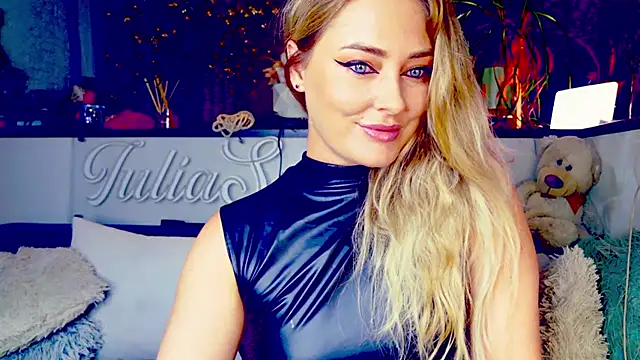 Snapshot of _JuliaSpace_ chatting on September 15, 4:25 pm JuliaSpace online show from September 15, 4:25 pm