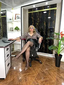 MissEscarleth online show from April 15, 2:23 am