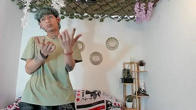 oliverhot2005 online show from November 3, 2:43 pm