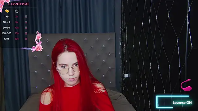Snapshot of EmilyKents chatting on October 6, 1:44 am EmilyKents online show from October 6, 1:44 am