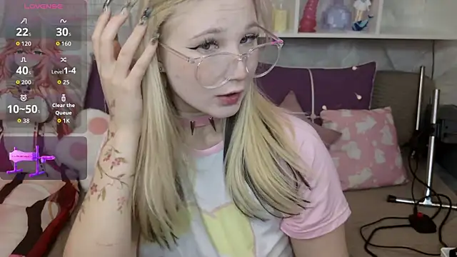 Snapshot of MeowkaKitty chatting on October 4, 2:17 am MeowkaKitty online show from October 4, 2:17 am