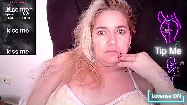 Snapshot of Izury_Blondee chatting on October 4, 12:00 pm Izury Blondee online show from October 4, 12:00 pm