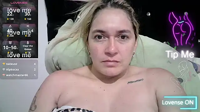 Snapshot of Izury_Blondee chatting on September 11, 1:06 am Izury Blondee online show from September 11, 1:06 am